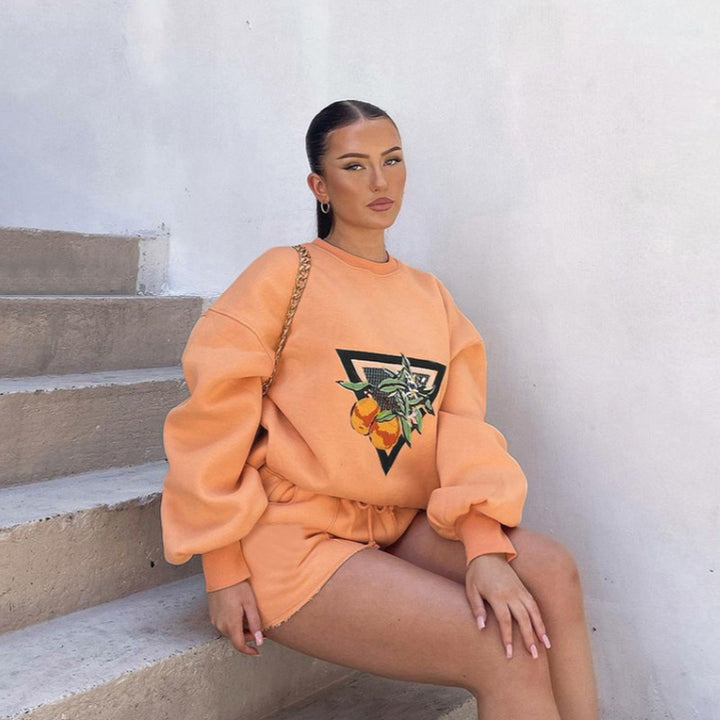 Damen nan Casual-Set aus Sweatshirt mit illustrativer Orangen-Stickerei und taillierten High-Waist-Shorts Echo Archiv