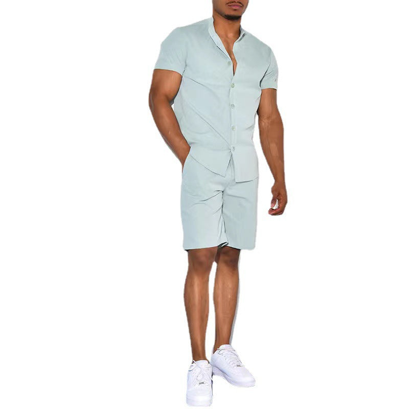 Herren modernes Kurzarmhemd mit eckigem Kragen und sportlichen Shorts Echoarchiv