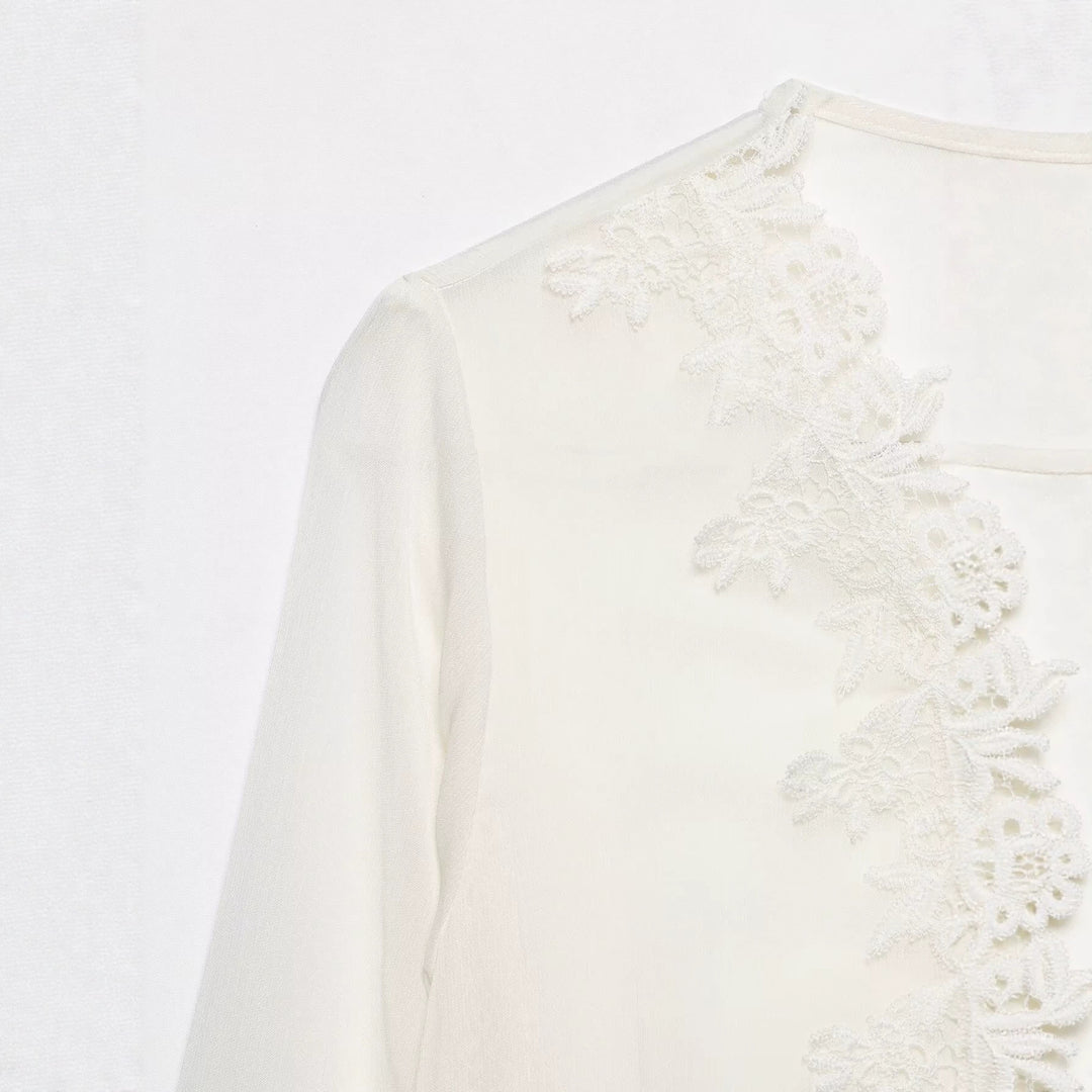 Damen Romantische Chiffonbluse mit Spitzenbesatz, V‑Ausschnitt und Volantstufen Echo Archiv