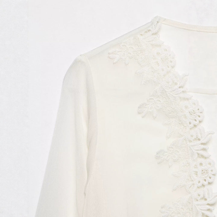 Damen Romantische Chiffonbluse mit Spitzenbesatz, V‑Ausschnitt und Volantstufen Echo Archiv