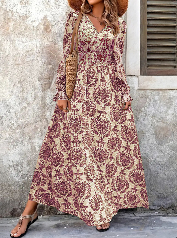 Damen Feminin fließendes Maxikleid mit V-Ausschnitt, geraffter Smock-Taillenpartie und ornamentaler Allover-Print – Valéora