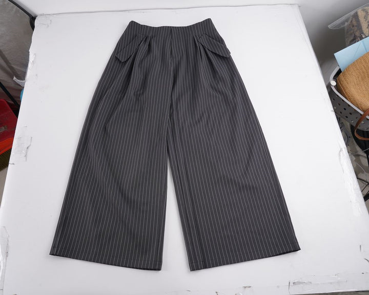 Damen Hochtaillierte Nadelstreifen Palazzo-Hose mit weitem Bein und dekorativen Seitenschlitzen – Avélisse