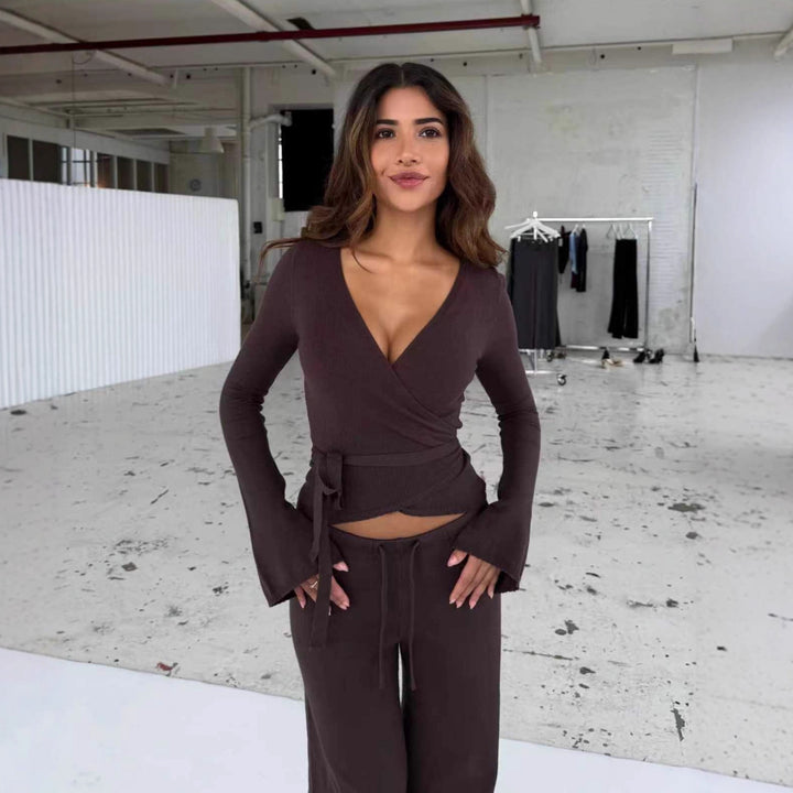 Damen nan Strick-Wickeloberteil mit Bindegürtel und Trompetenärmeln sowie taillenhoher weitgeschnittener Strickhose Echo Archiv