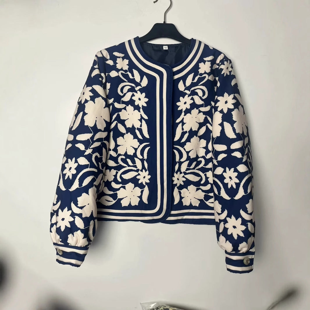 Damen gesteppte Kurzjacke im ornamentalen Bandana‑Print mit Rundhalsausschnitt und Zierpaspel – Célinea