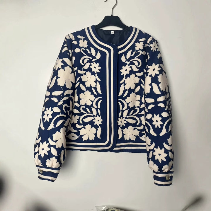 Damen gesteppte Kurzjacke im ornamentalen Bandana‑Print mit Rundhalsausschnitt und Zierpaspel – Célinea