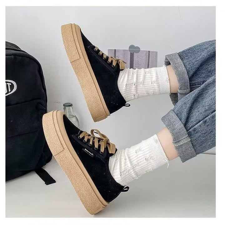 Damen Plattform Sneakers mit luxuriösem Wildleder-Obermaterial und modischem Schnürdesign Echo Archiv