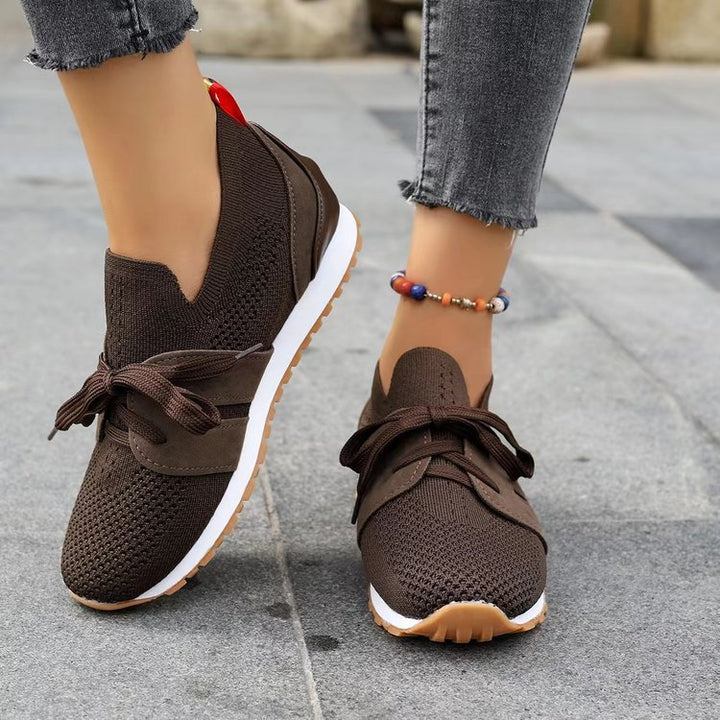 Damen Strick-Slip-On Sneaker mit elastischem Schaft, dekorativer Schnürung und profilierter Gummilaufsohle Echoarchiv