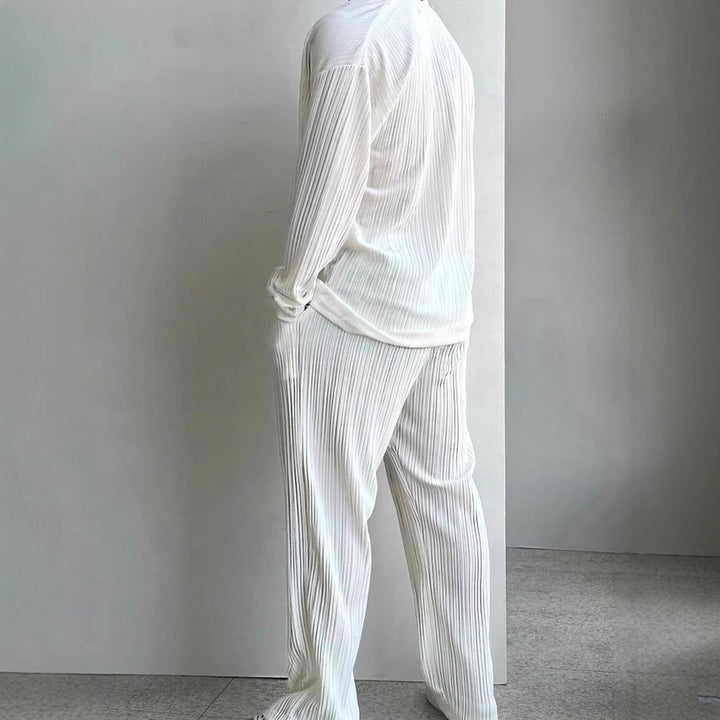 Herren lässiges Set aus gestreifter Hemdbluse und bequemen Hosen Echoarchiv