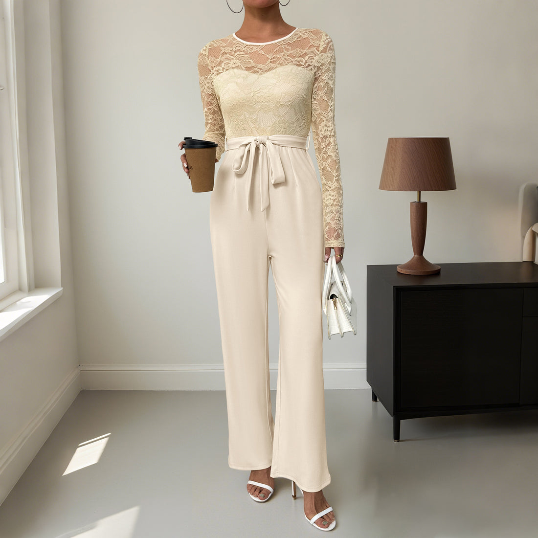 Damen Eleganter Jumpsuit mit transparentem Spitzentop, taillenbetonter Bindeschärpe & weitem Palazzo‑Bein Echoarchiv