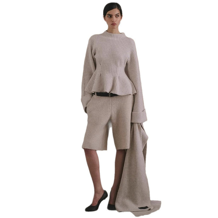 Damen Feinstrick-Zweiteiler mit tailliertem Peplum-Pullover und High-Waist-Bermuda Echoarchiv