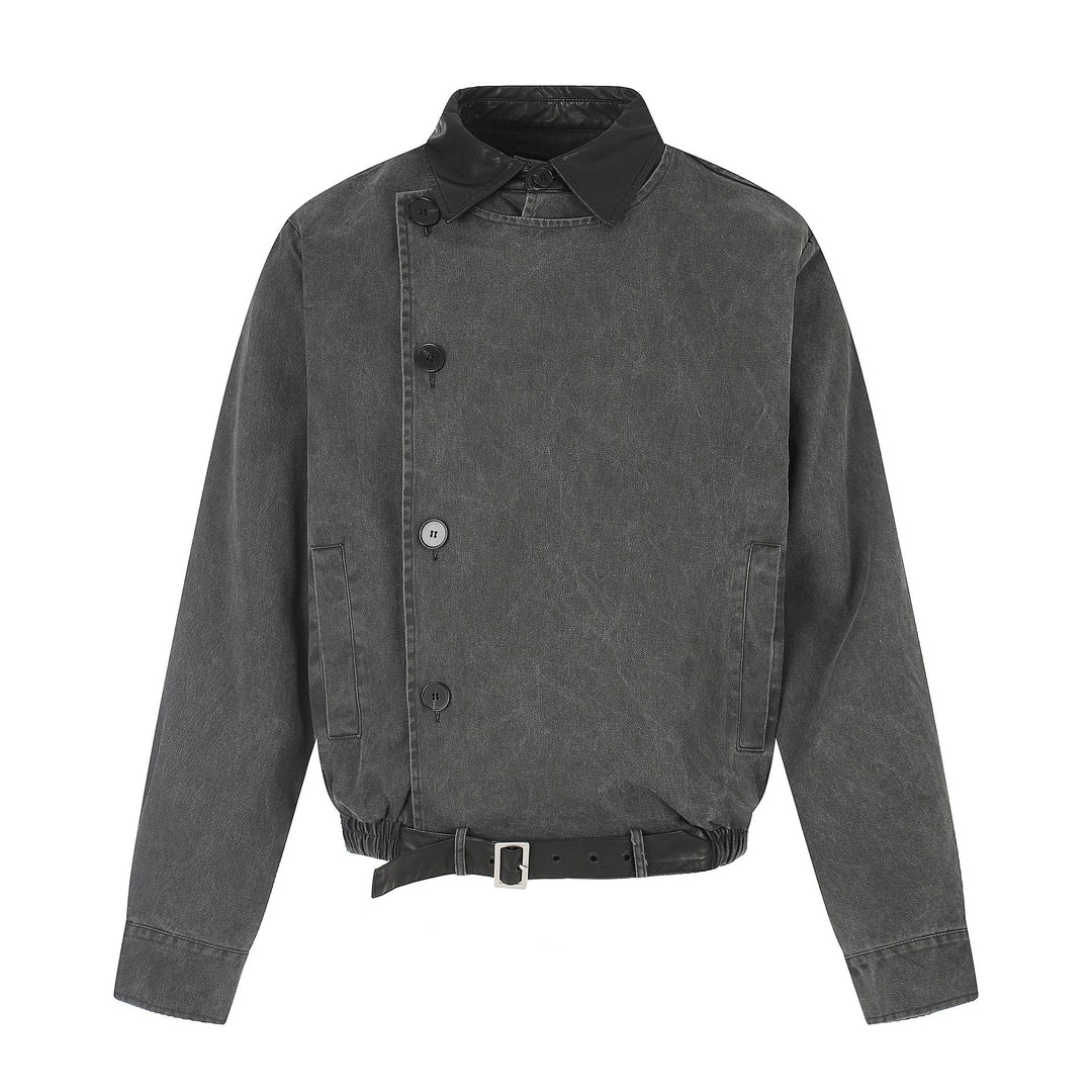 Herren Kurz geschnittener Boxy-Blouson mit asymmetrischer Knopfleiste, Taillengürtel und Kontrastkragen Echoarchiv
