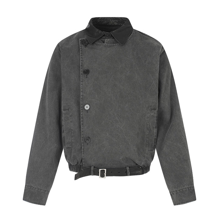 Herren Kurz geschnittener Boxy-Blouson mit asymmetrischer Knopfleiste, Taillengürtel und Kontrastkragen Echoarchiv