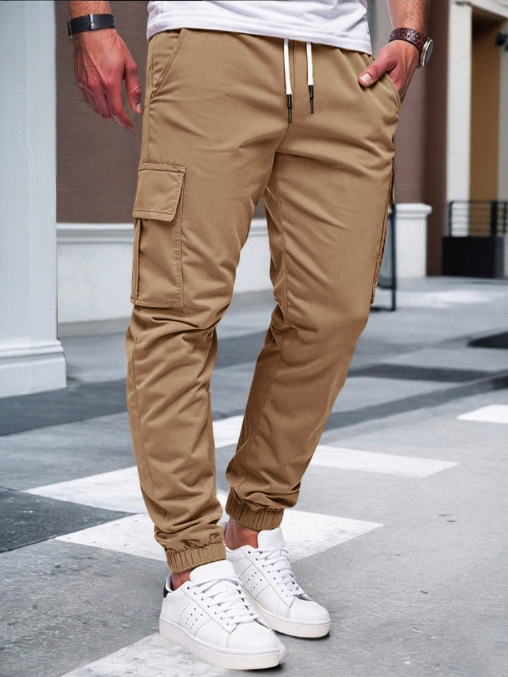 Herren nan tapered Freizeit-Cargohose mit aufgesetzten Klapptaschen, Tunnelzugbund und elastischen Beinabschlüssen Echo Archiv