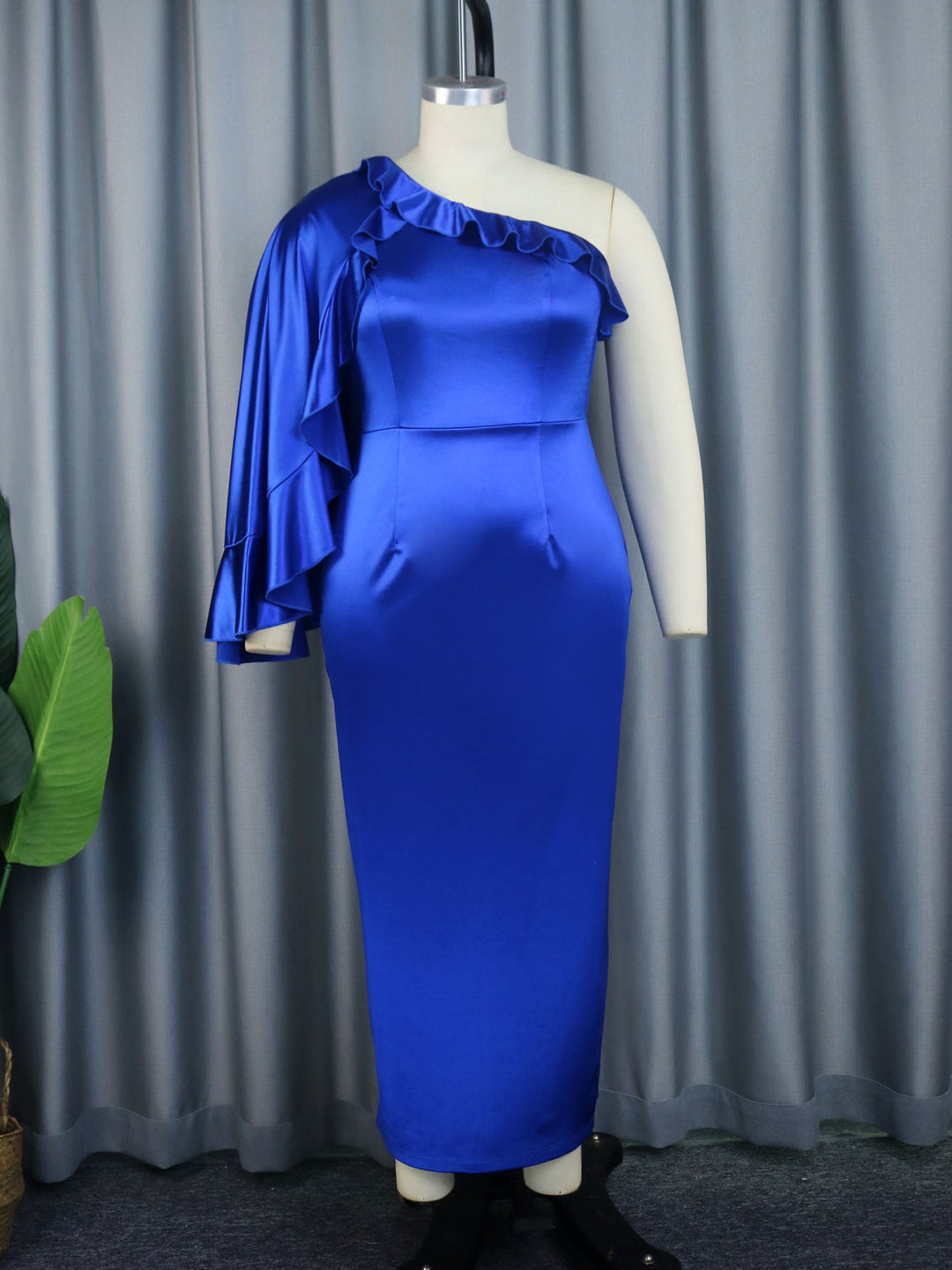 Damen elegantes Abendkleid mit asymmetrischem Rüschärmel Echo Archiv