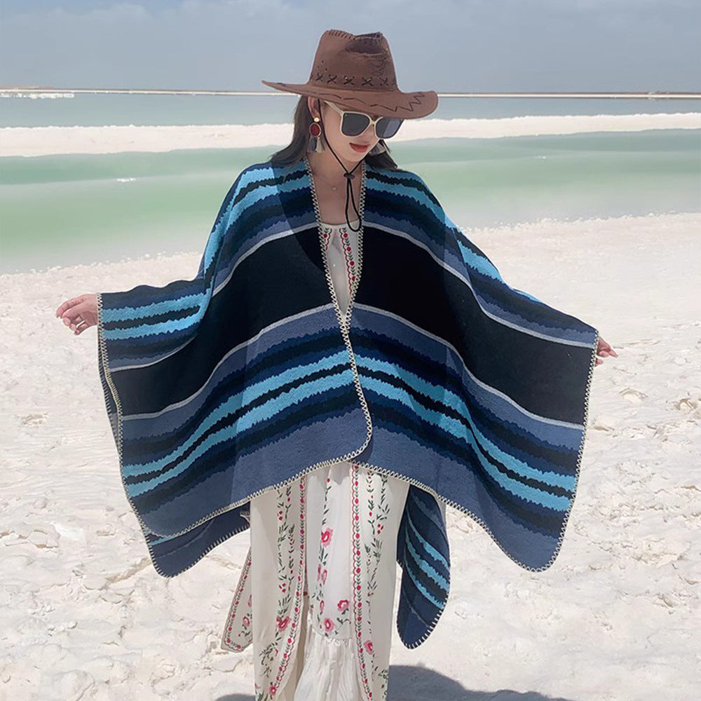 Damen Oversize-Strickponcho mit mehrfarbigem Wellenstreifen und Zierkordkante – Veloura