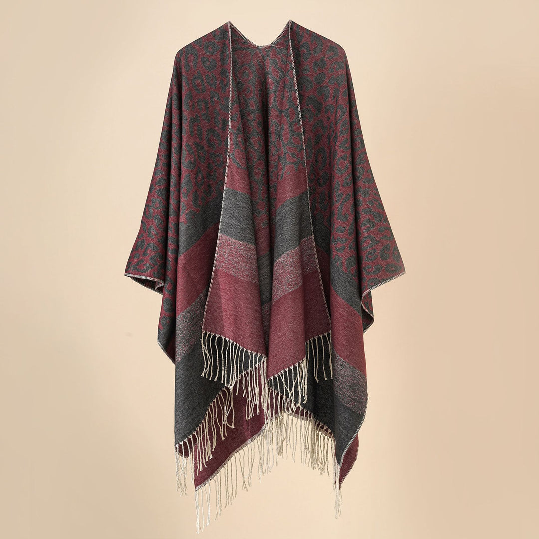 Damen Oversize-Ruana mit Leo-Jacquard, Fransen und weichem Wollmix Echo Archiv