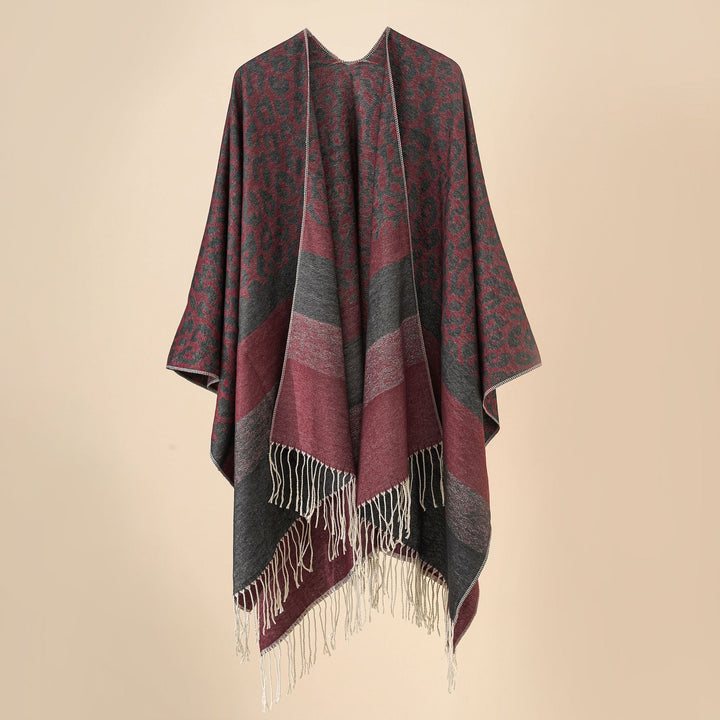 Damen Oversize-Ruana mit Leo-Jacquard, Fransen und weichem Wollmix Echo Archiv