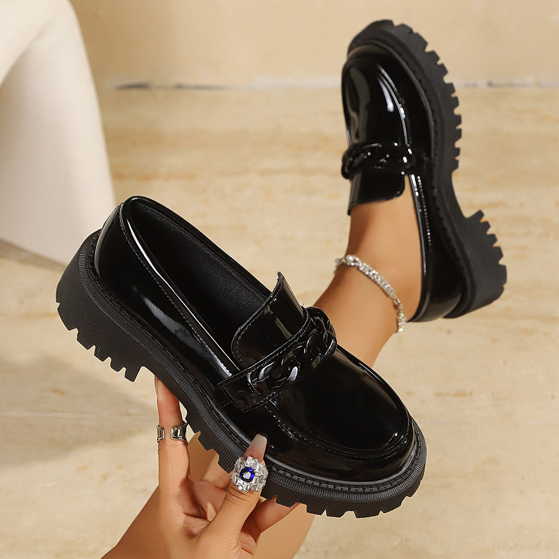Damen Klobige Lack‑Loafer mit grober Profilsohle und Kettenverzierung Echo Archiv