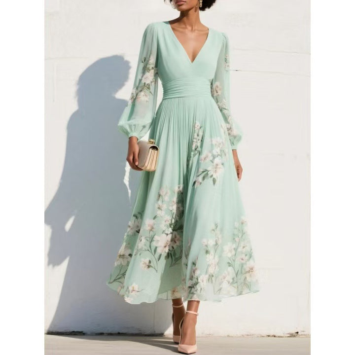 Damen Chiffon-Midikleid mit V‑Ausschnitt, geraffter Taille und floralem Plissee-Rock – Élara
