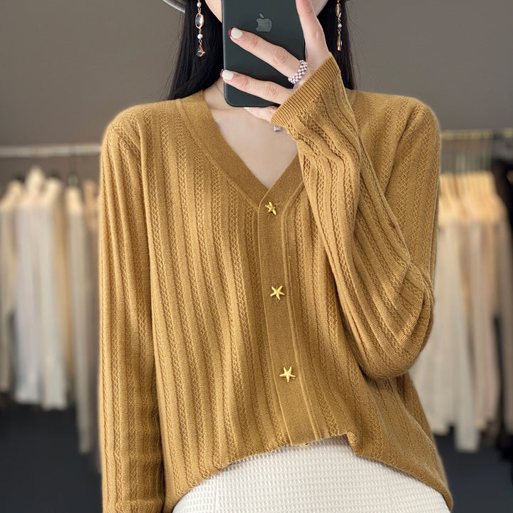 Damen Leichter V‑Ausschnitt-Cardigan mit strukturierter Längsrippe und Sternknöpfen Echoarchiv