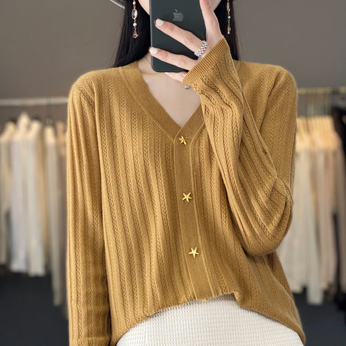 Damen Leichter V‑Ausschnitt-Cardigan mit strukturierter Längsrippe und Sternknöpfen Echoarchiv