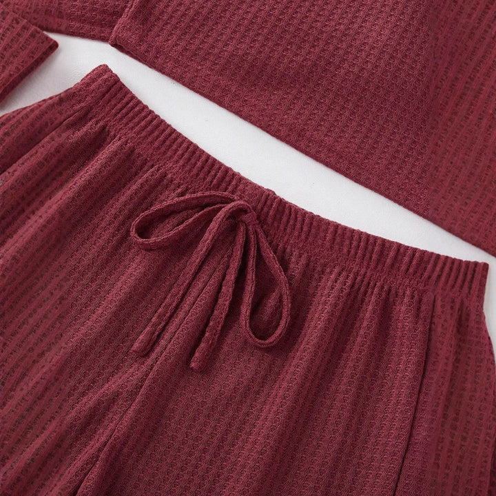 Damen Dreiteiliges Waffelstrick‑Lounge‑Set mit Cropped‑Pullover, Spaghettiträger‑Top und hochtaillierten Shorts – Élanora