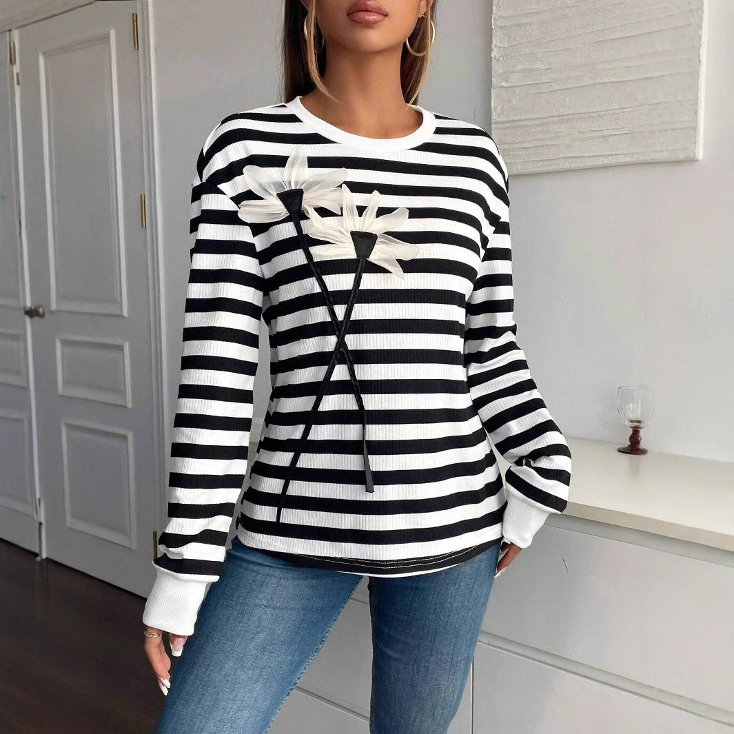 Damen nan gestreiftes Ripp-Langarmshirt mit dreidimensionaler Blumenapplikation und Rundhals Echo Archiv