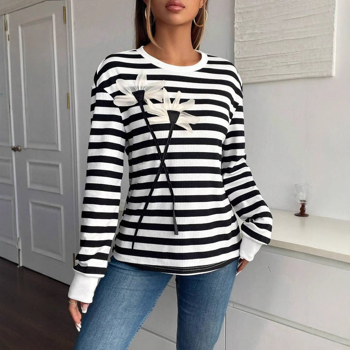 Damen nan gestreiftes Ripp-Langarmshirt mit dreidimensionaler Blumenapplikation und Rundhals Echo Archiv