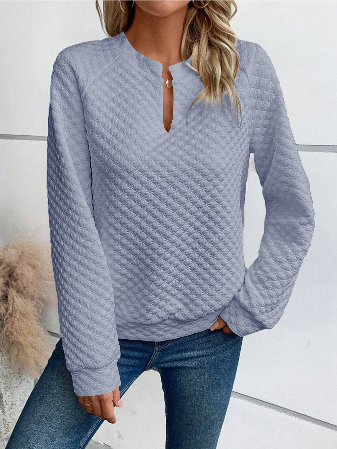 Damen Gestepptes Sweatshirt mit Schlitzkragen, Rautenstruktur und Raglanärmeln – Mavelle