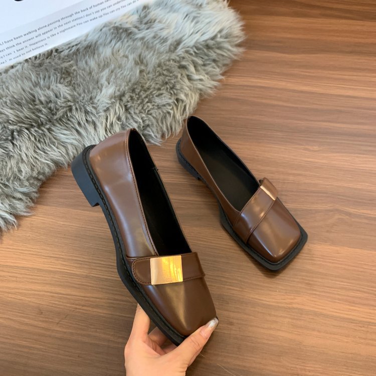 Damen Elegante Loafer mit quadratischer Zehenkappe und goldener Zierplatte – Lioré