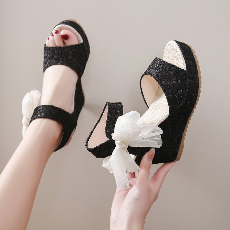 Damen nan romantische Keilabsatz-Sandalette mit Spitzenoptik und Organza-Schleife Echo Archiv