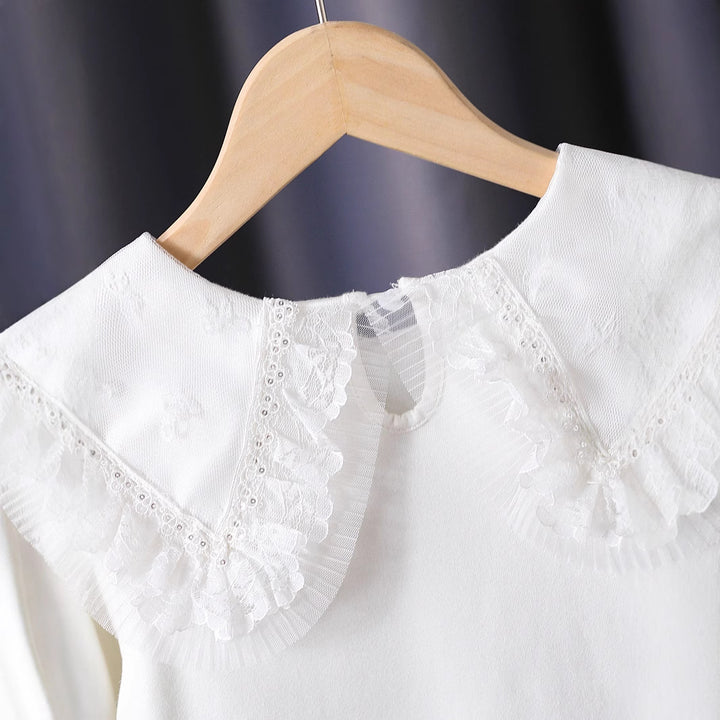Mädchen Bluse mit üppigem Spitzenkragen und filigranen Applikationen Echo Archiv