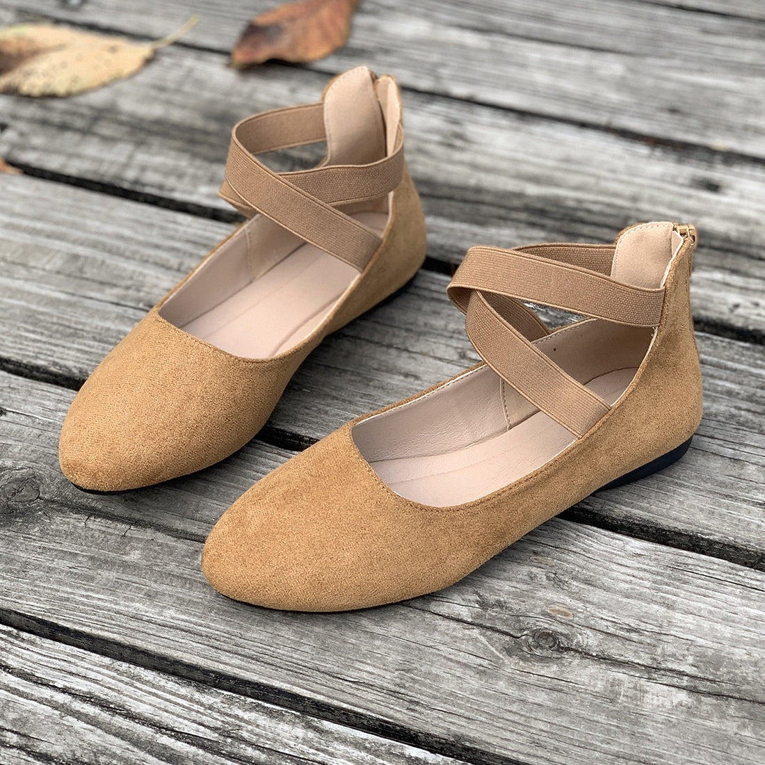 Damen Flache Ballerina-Slipper aus Wildlederimitat mit elastischen Kreuzriemen – Lioré