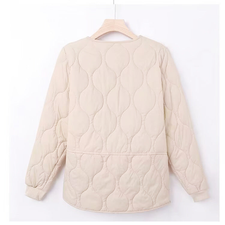 Damen ultraleichte wattierte Kurzjacke mit organischer Wellensteppung und elastischen Rippbündchen – Célinea