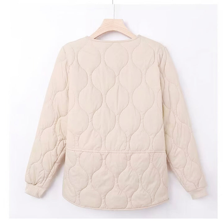 Damen ultraleichte wattierte Kurzjacke mit organischer Wellensteppung und elastischen Rippbündchen – Célinea