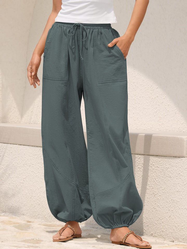 Damen Weite Haremhose mit Kordelzug, aufgesetzten Taschen und elastischem Knöchelabschluss – Avérine