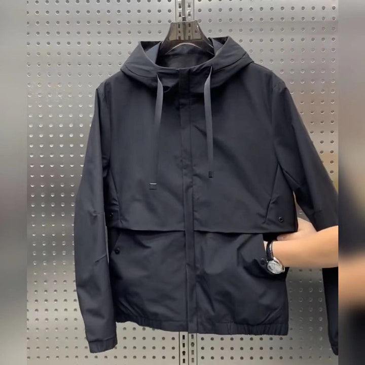Herren Freizeitjacke mit verstellbarem Kapuzenkragen und praktischen Eingrifftaschen Echoarchiv