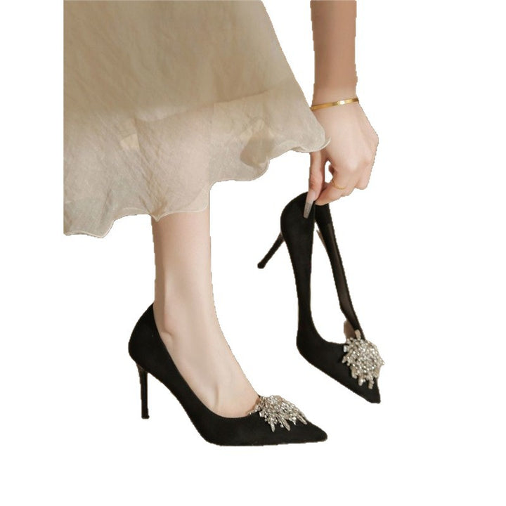Damen spitz zulaufende Samt‑Pumps mit hohem Stiletto und Kristallbrosche Echo Archiv