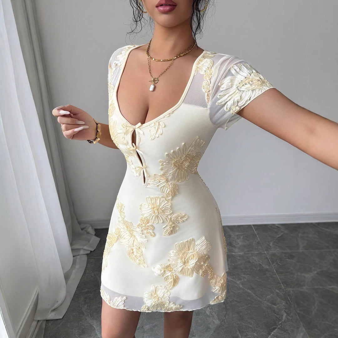 Damen nan figurbetontes Tüll-Minikleid mit dreidimensionaler Blütenstickerei, vorderem Schlitz und kurzen transparenten Ärmeln Echo Archiv