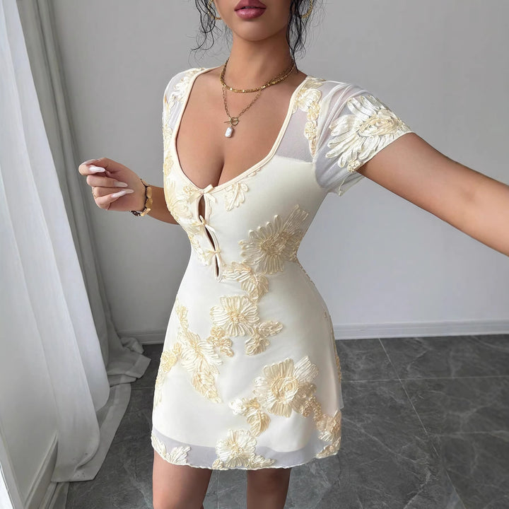 Damen nan figurbetontes Tüll-Minikleid mit dreidimensionaler Blütenstickerei, vorderem Schlitz und kurzen transparenten Ärmeln Echo Archiv