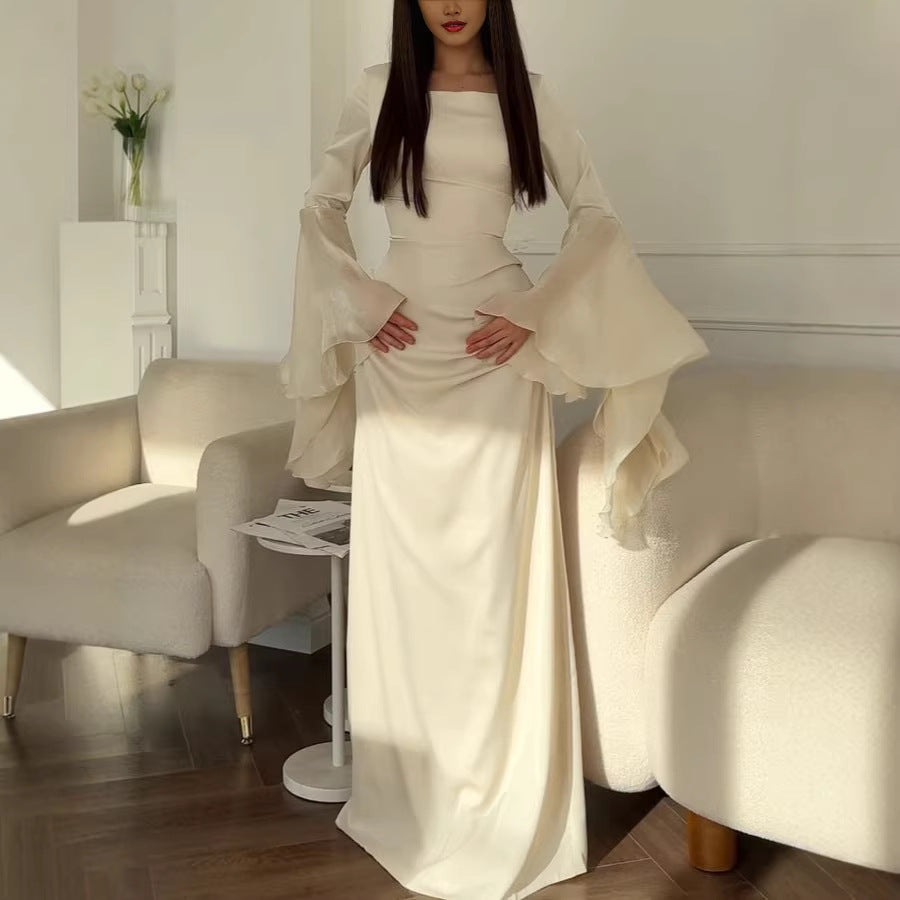 Damen Abendkleid mit Quadrat-Ausschnitt, transparenten Glockenärmeln und drapierter Taillenpartie – Élara
