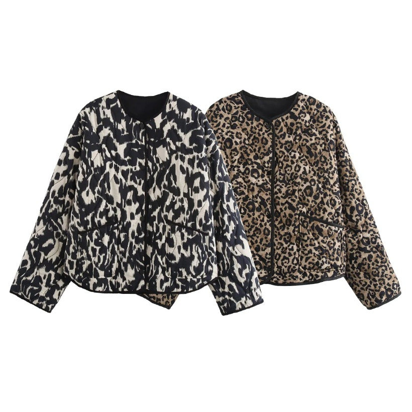 Damen 60+ gesteppte Kurzblousonjacke im Animalprint mit Rundhals und aufgesetzten Taschen Echo Archiv