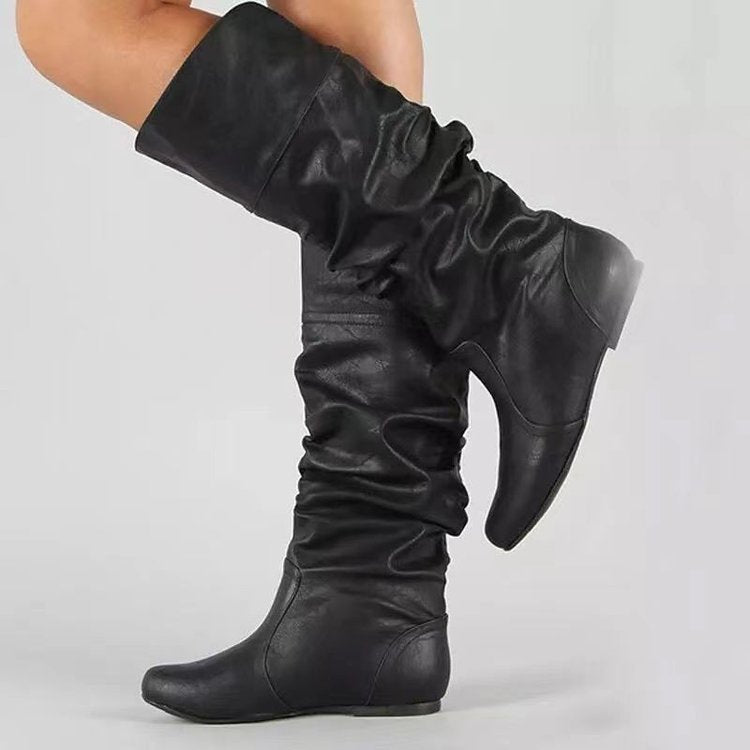 Damen Schlupfstiefel mit gerafftem Schaft und flacher Keilsohle – Varelle