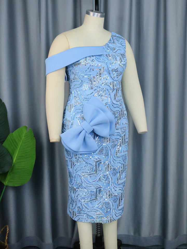 Damen Abendkleid mit asymmetrischem Schnitt und funkelnden Applikationen Echo Archiv