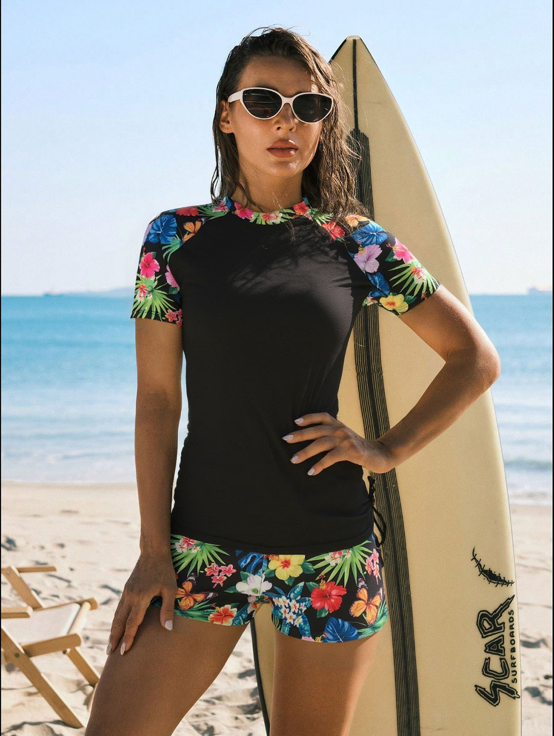 Damen Surf- und Sportanzug mit floralen Akzenten Echo Archiv