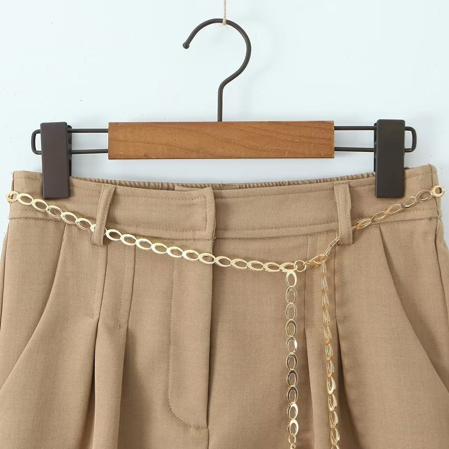 Damen elegante Shorts mit dekorativer Kette und feinen Falten Echo Archiv