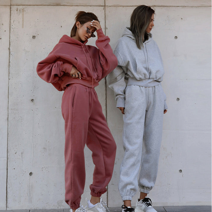 Damen nan kuscheliges kurzes Kapuzenpullover- und hochgeschnittene Jogginghose Set Echo Archiv