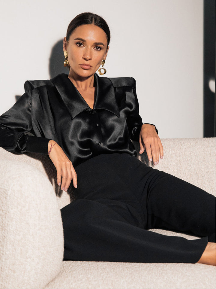 Damen Satinbluse mit übergroßem Spitzkragen und eleganten Langärmeln Echoarchiv