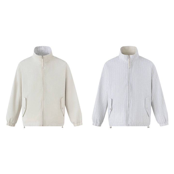 Unisex Kurz geschnittene strukturierte Boxy‑Blousonjacke mit hohem Stehkragen und Druckknopf‑Pattentaschen Echoarchiv