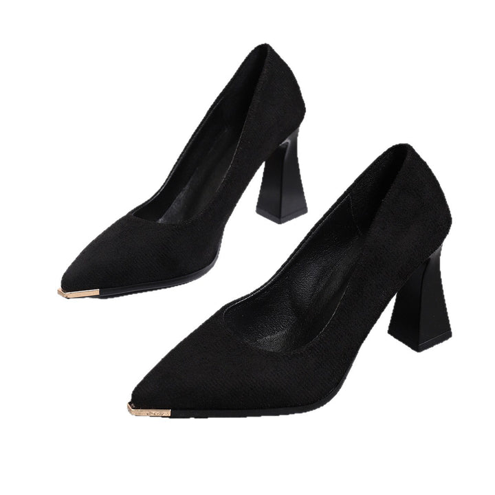 Damen Elegante spitz zulaufende Pumps mit skulpturellem Blockabsatz und goldener Zehenkappe – Lioré